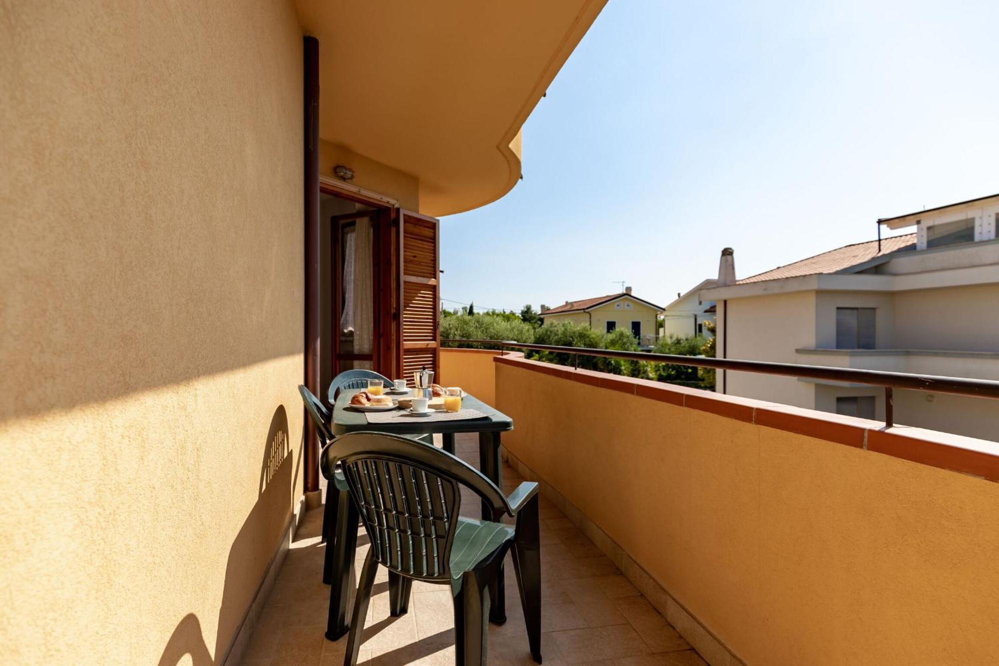 Italian Experience-Numana Suite Parking & Beach Екстериор снимка