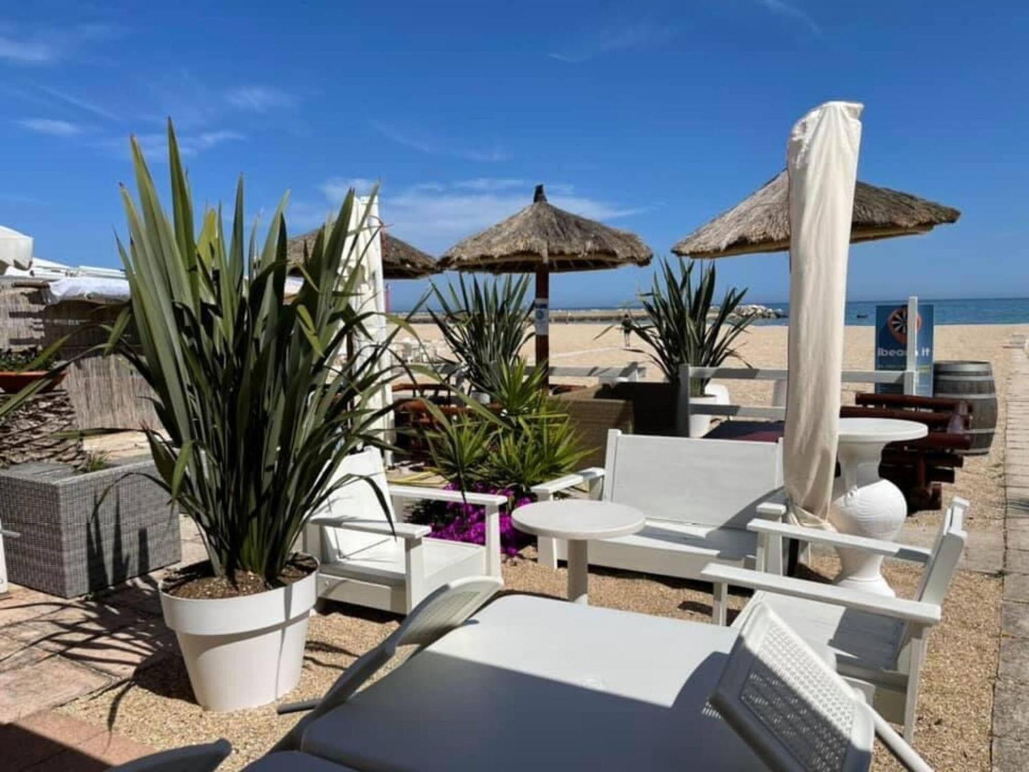 Italian Experience-Numana Suite Parking & Beach Екстериор снимка